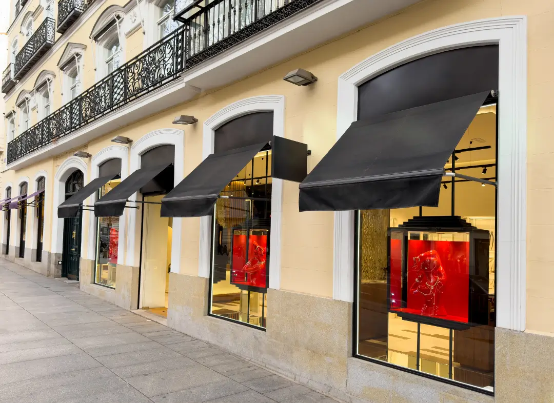 Façade vitrine de magasin en aluminium sur mesure à Tende